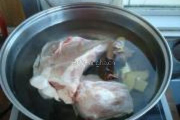 猪骨汤炖白菜海带的做法图解2