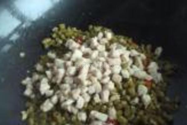 酸豇豆炒肉丁的做法图解6