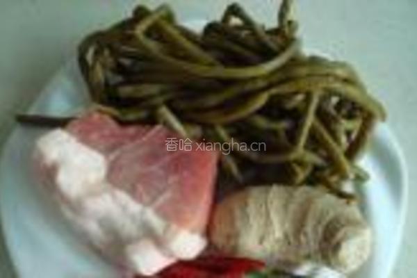 酸豇豆炒肉丁的做法图解1