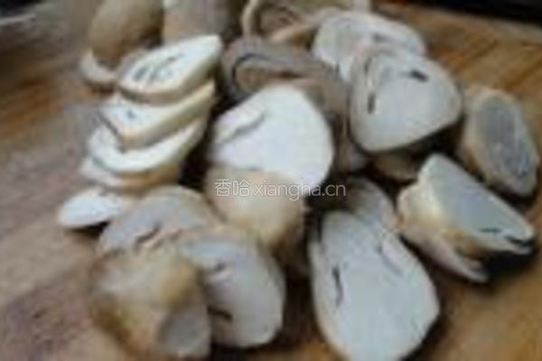 虾油草菇炒毛豆的做法图解1