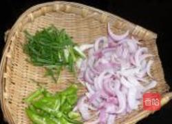 洋葱炒腊肉的做法图解1
