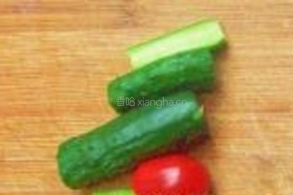 糖醋黄瓜河鲫鱼的做法图解3