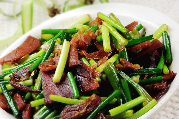 腊味火腿炒蒜薹