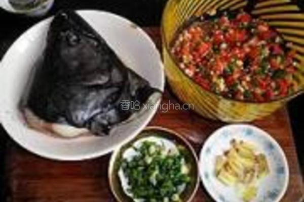 剁椒鸦片鱼头的做法图解1