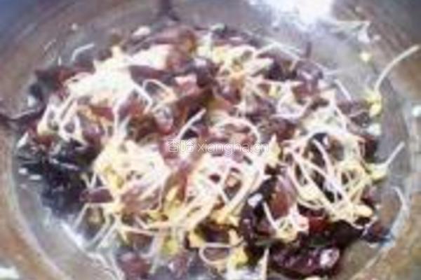 黄豆芽炒木耳的做法图解10