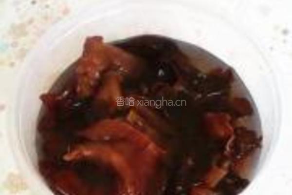 黄豆芽炒木耳的做法图解2