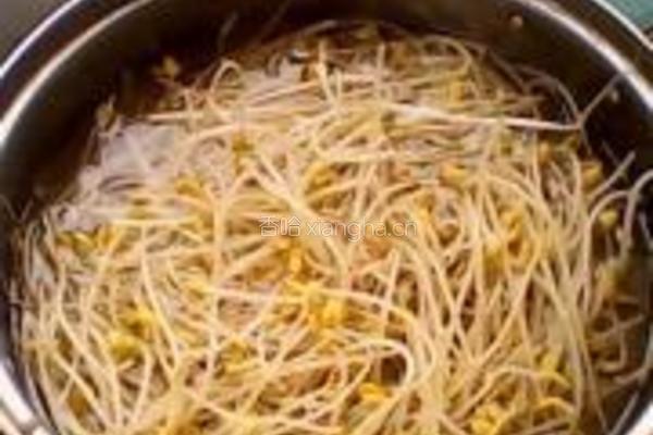 黄豆芽炒木耳的做法图解5