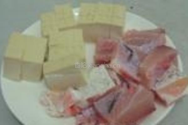 鱼腩烧豆腐的做法图解1