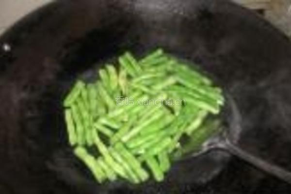 橄榄菜炒四季豆的做法图解2