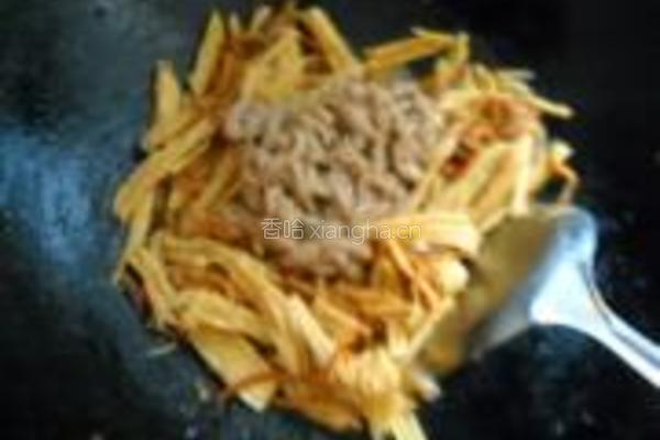 豆瓣腐竹鱿鱼丝的做法图解8