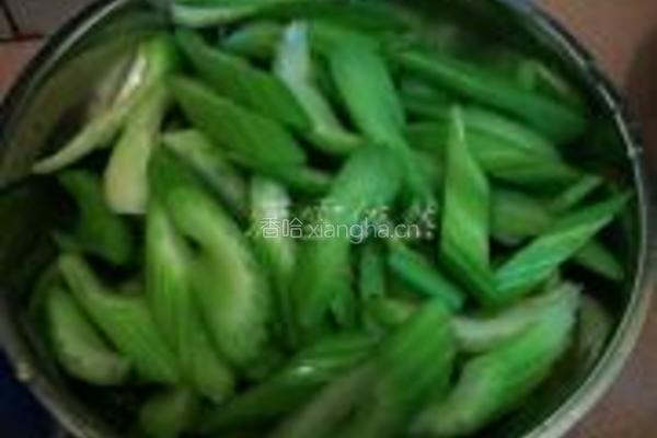 芹菜木耳炒肉的做法图解1