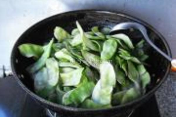 五花肉烧扁豆的做法图解7