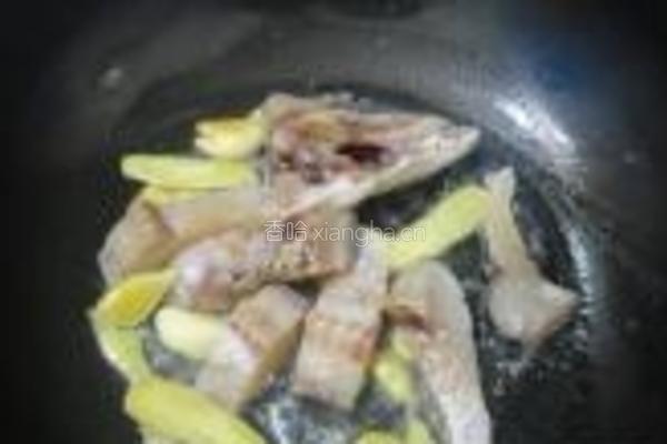 紫苏豆腐煮鱼的做法图解3