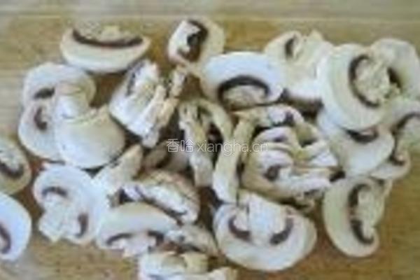 黑椒鸡肉片炒蘑菇的做法图解2