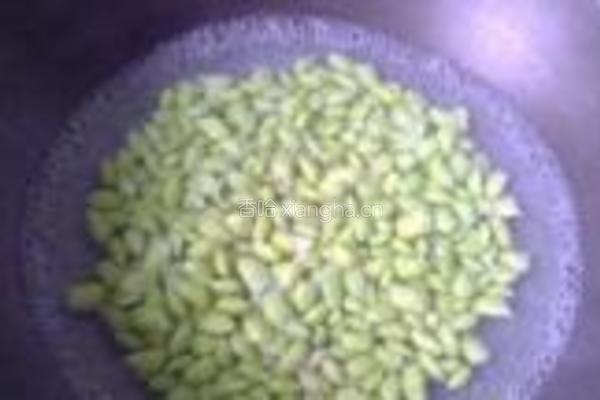 肉末香干炒毛豆的做法图解4