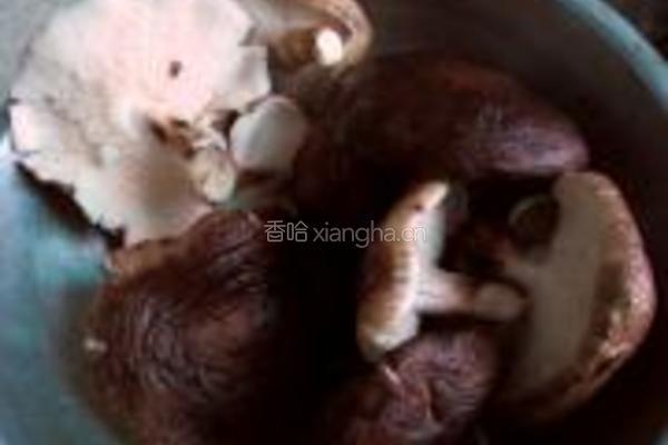 香菇卤鸡腿的做法图解1
