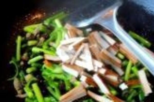 蒜苗木耳炒肉丝的做法图解5