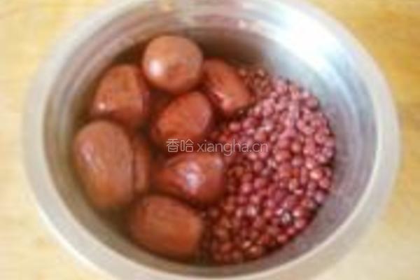 花生红枣粥的做法图解1