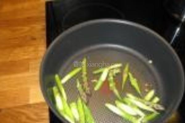 口蘑烩芦笋的做法图解5