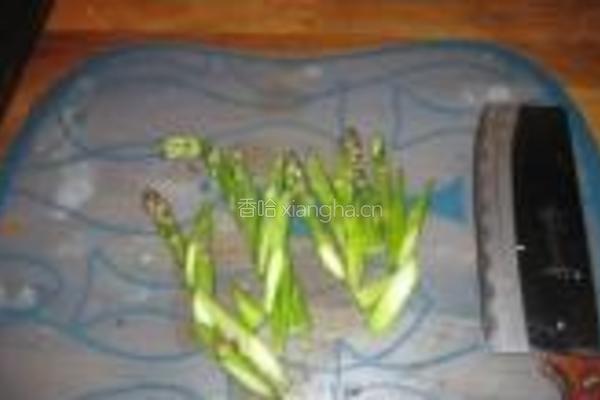 口蘑烩芦笋的做法图解2