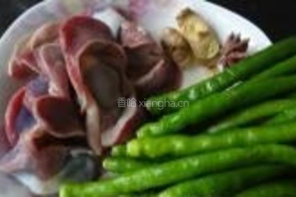 青椒炒鸭胗的做法图解1