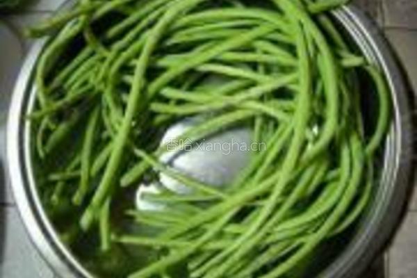 肉丁酸豆角的做法图解1