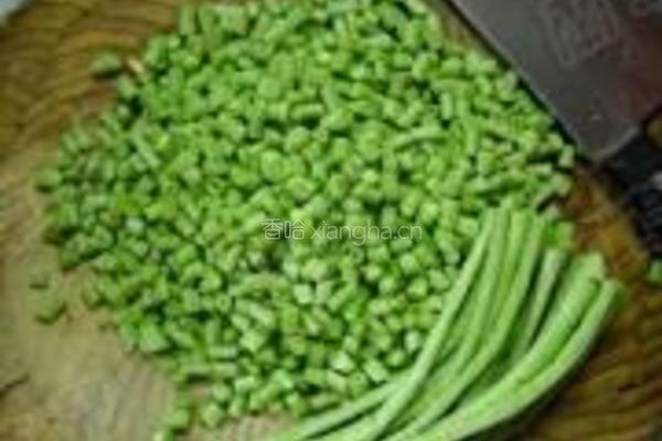 肉丁酸豆角的做法图解3