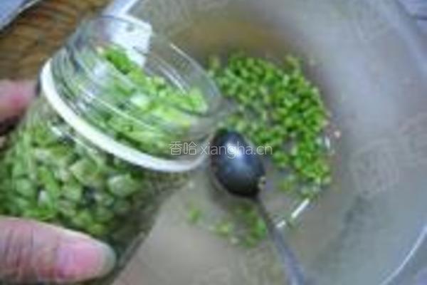 肉丁酸豆角的做法图解5