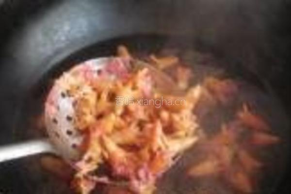 石榴花炒腊肉的做法图解6