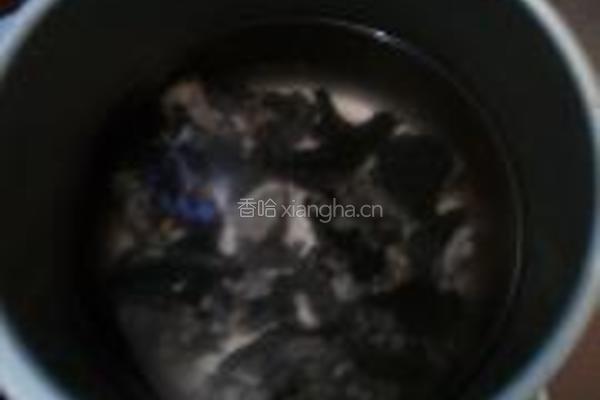 当归乌鸡汤的做法图解3