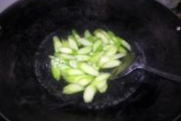 西冷牛肉扒芥蓝的做法图解5