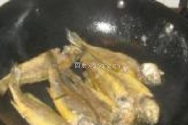 芝麻酱烧小黄鱼的做法图解4