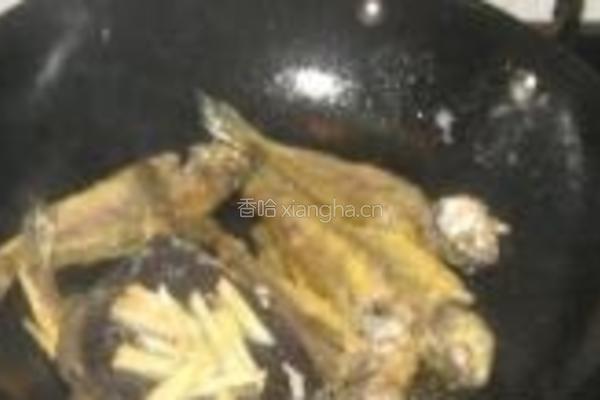 芝麻酱烧小黄鱼的做法图解5