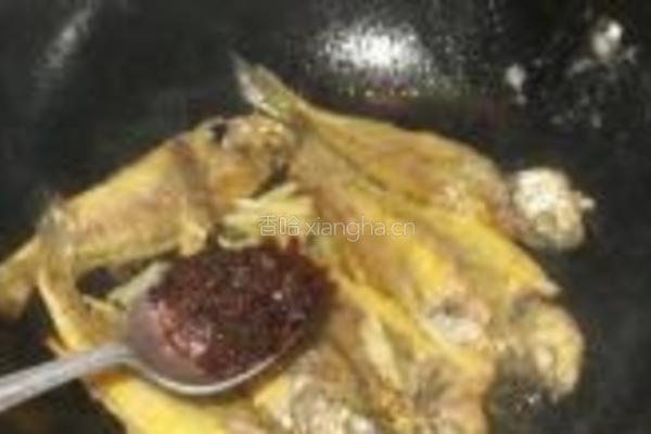 芝麻酱烧小黄鱼的做法图解6