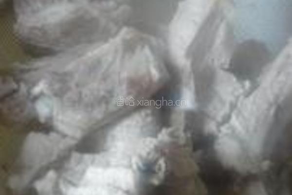 白菜年糕烩排骨的做法图解1