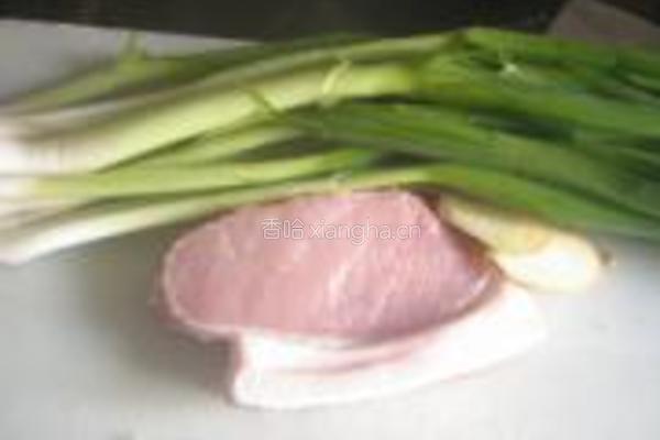 大蒜炒肉片的做法图解1