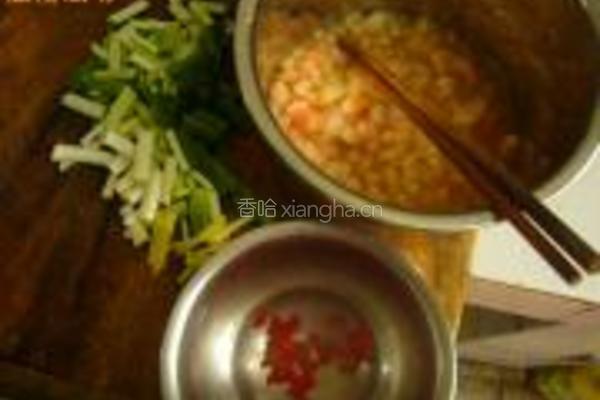 蒜苗虾仁的做法图解1