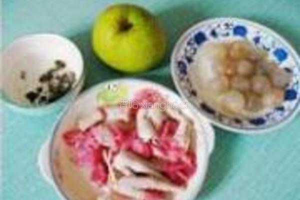 鸡爪瘦肉水果人参汤的做法图解1