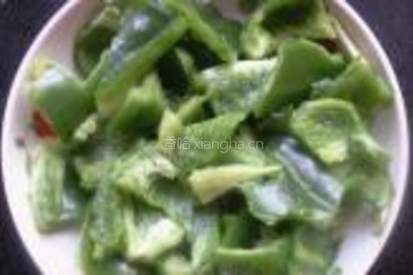 大辣椒炒肉的做法图解1