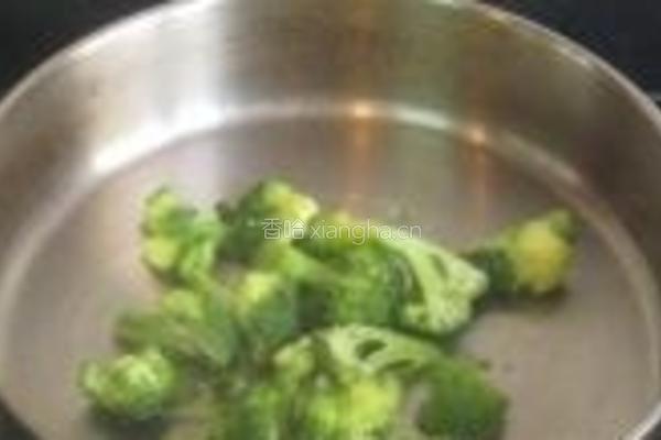 火腿香干炒西兰花的做法图解3