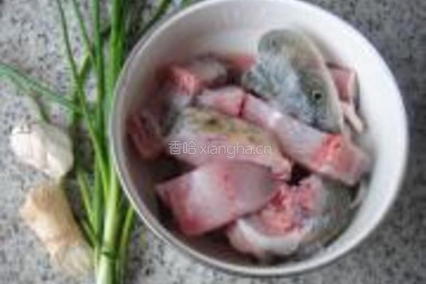 红烧草鱼豆腐的做法图解1