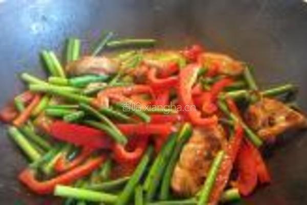 煎鸡腿肉炒蒜苔的做法图解9