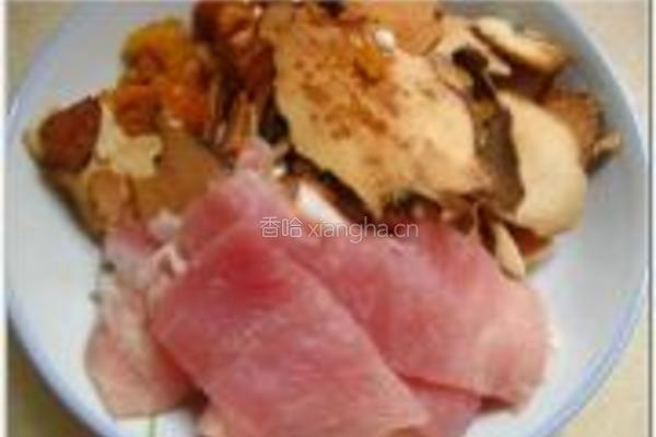 土茯苓茨实薏米煲瘦肉的做法图解2