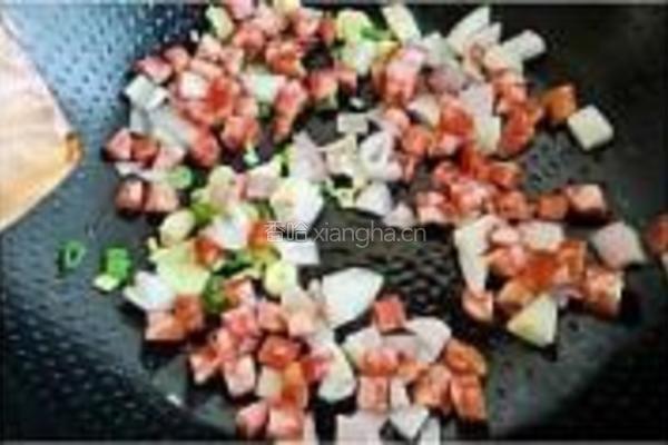 土豆洋葱香肠丁的做法图解3