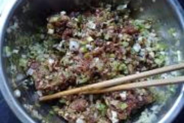 牛肉大葱水饺的做法图解2