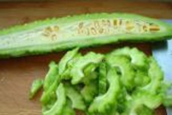 苦瓜炒腊肠的做法图解4