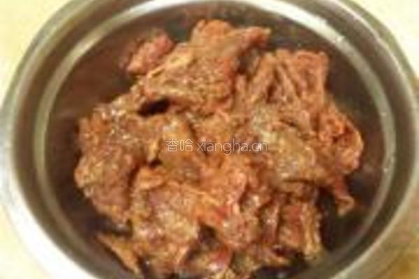 泡椒炒牛肉的做法图解1