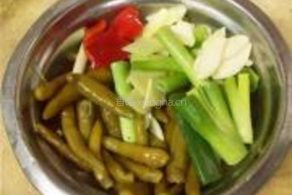 泡椒炒牛肉的做法图解2