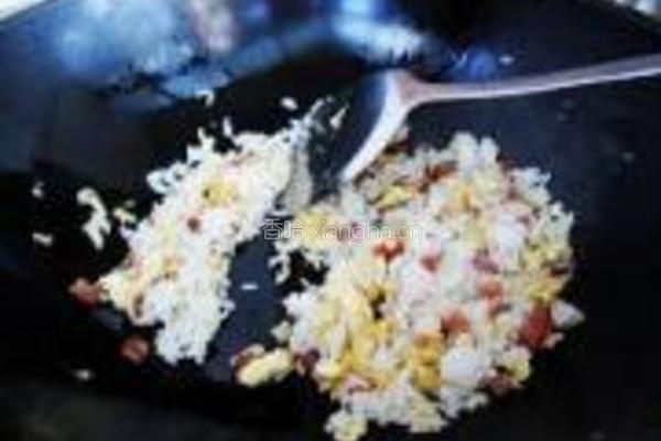 缤纷圣诞腊味炒饭的做法图解7