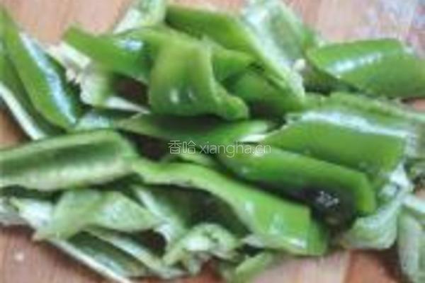 青椒炒小豆饼的做法图解2